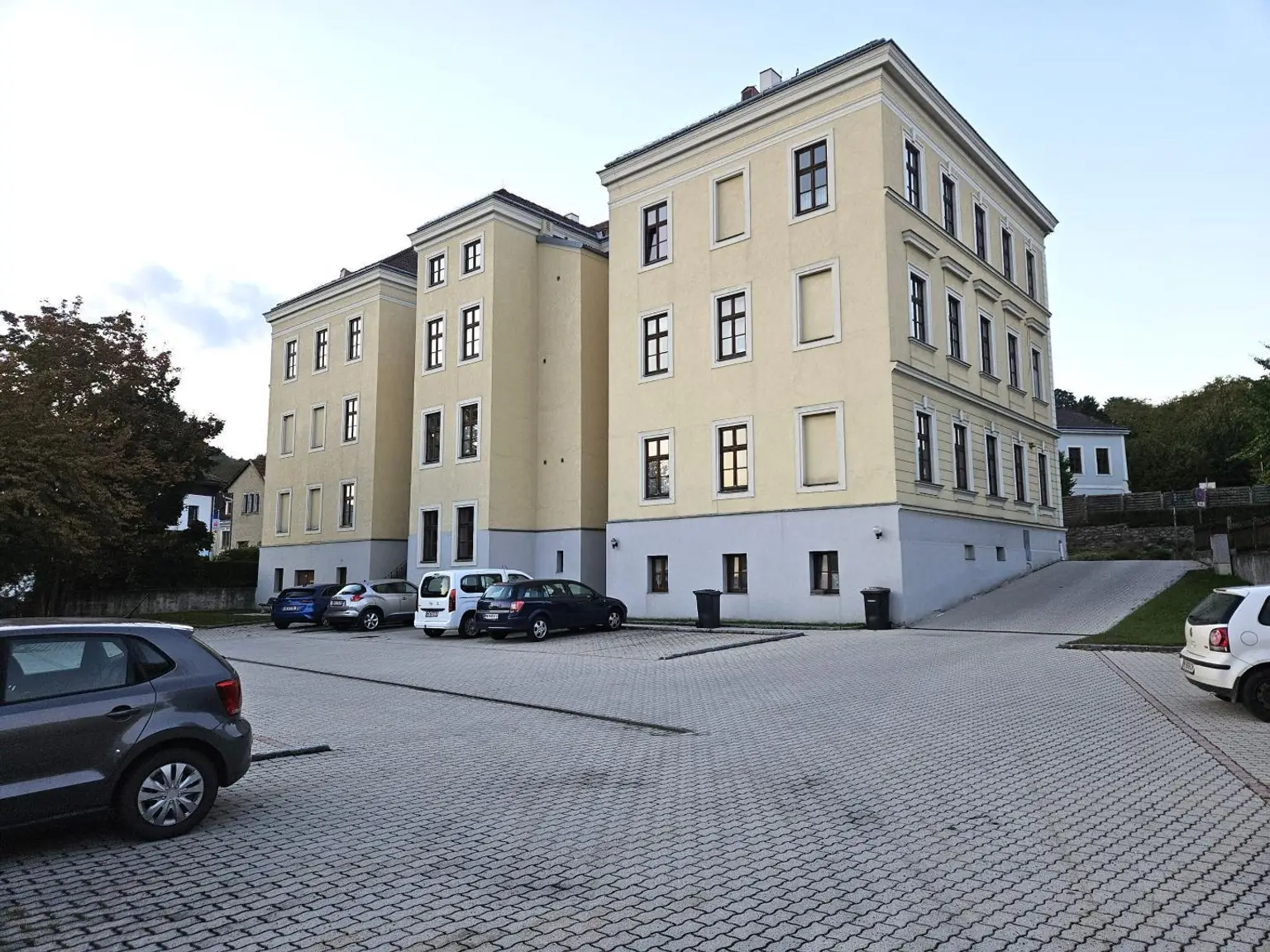 Wohnhausanlage mit Parkplätzen