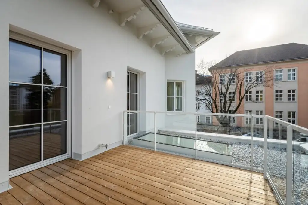 ELEGANZ TRIFFT MODERNE: Luxuriöse 3-Zimmer-Wohnung mit sonnigem Balkon inkl. Bergblick im Villenviertel zu mieten!