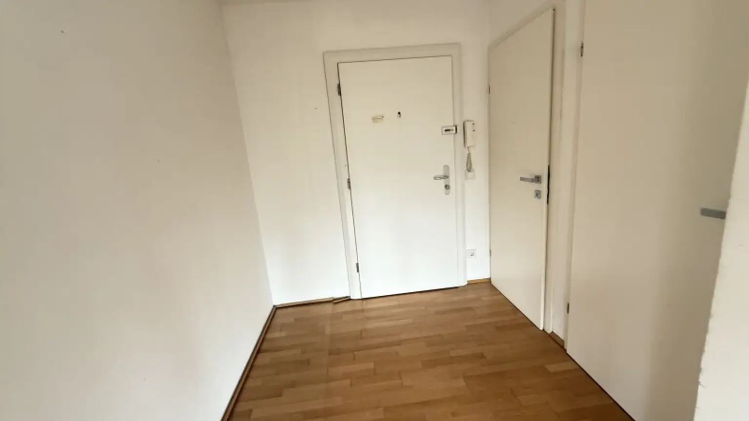 Klimatisierte Terrassenwohnung mit zwei Terrassen mit Ausblick auf das Schloss Schönbrunn und Steinhofkirche sowie opt. Stellplatz!