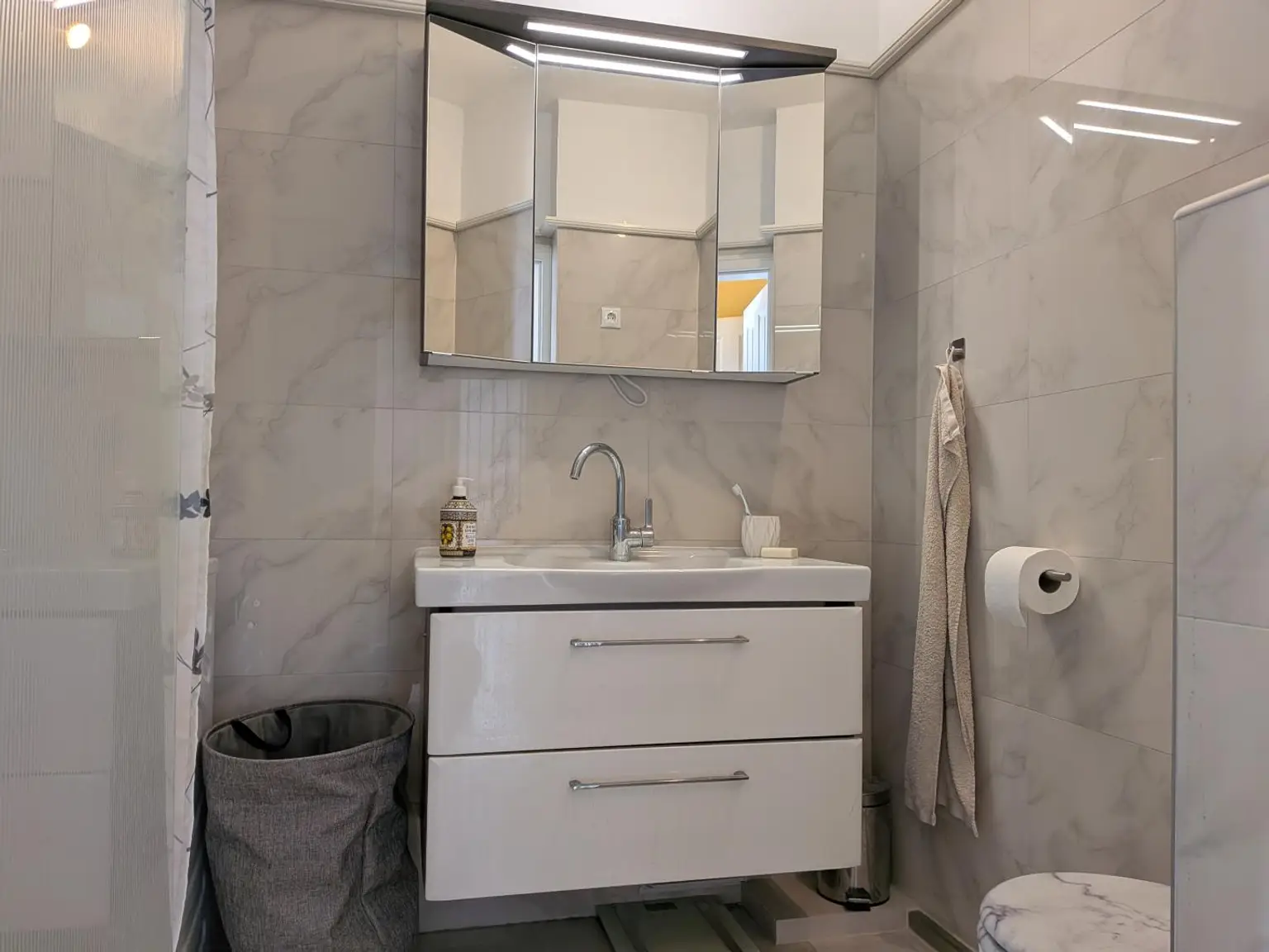 Traumhafte 2-Zimmer-Wohnung mit Penthouse-Flair und Weitblick durch den Wintergarten