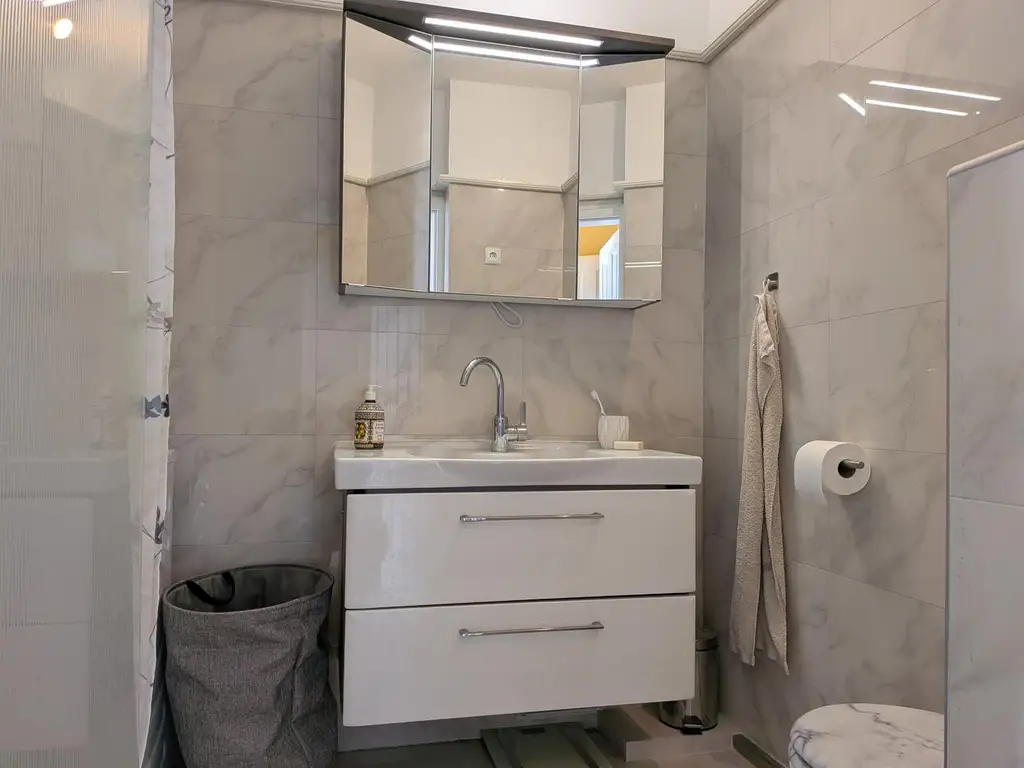 Traumhafte 2-Zimmer-Wohnung mit Penthouse-Flair und Weitblick durch den Wintergarten