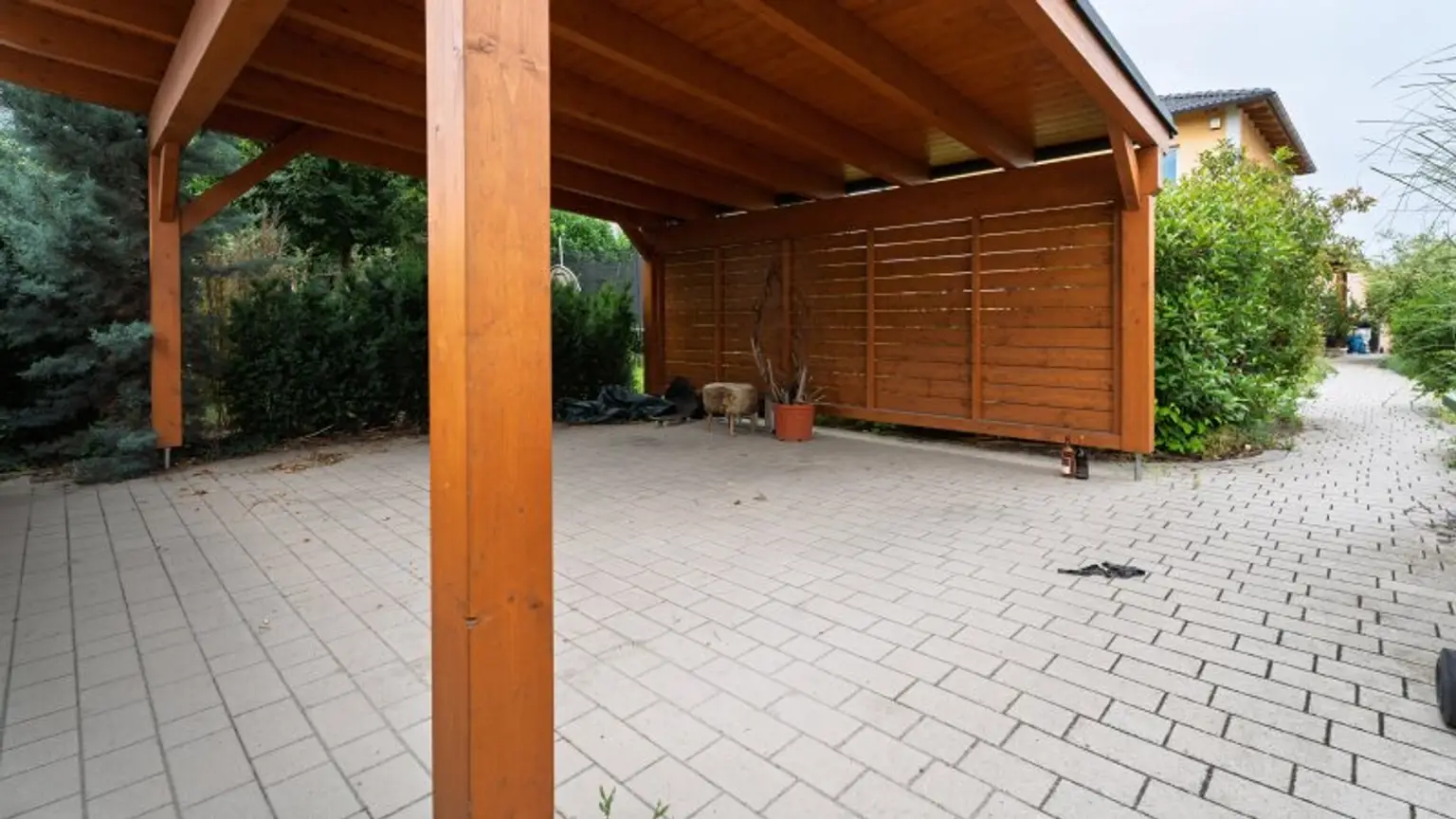 Charmantes Einfamilienhaus mit Nebengebäude und Doppelcarport – Ihr neues Zuhause wartet!
