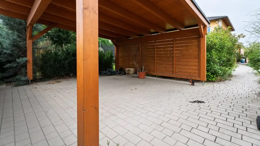 Charmantes Einfamilienhaus mit Nebengebäude und Doppelcarport – Ihr neues Zuhause wartet!