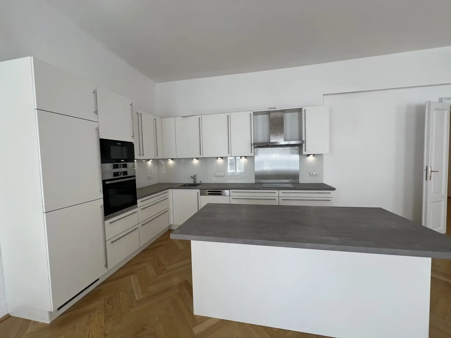 UNBEFRISTET: Prachtvolle, klimatisierte 5-Zimmer-Wohnung mit fantastischer Stadtaussicht / Beautiful air-conditioned 5-room flat with fantastic city view