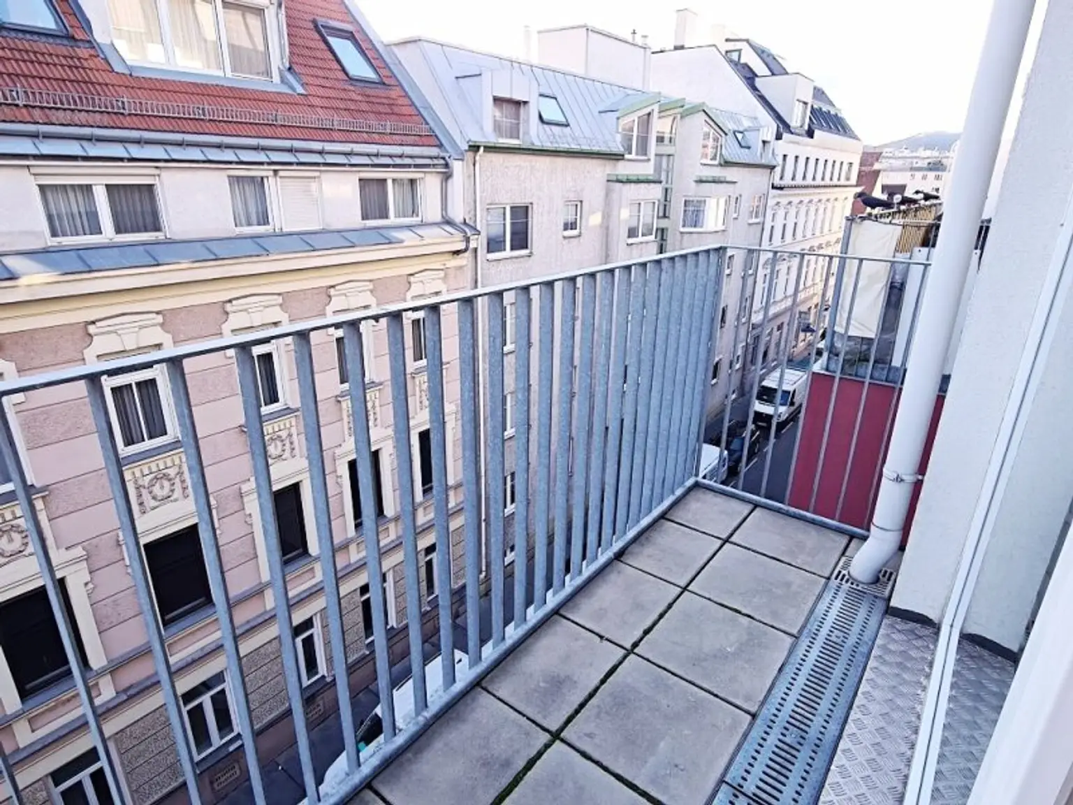 AM SPITZ-NÄHE, gepflegte 36 m2 Neubau mit 4 m2 Balkon, 2 Zimmer, Komplettküche, Wannenbad, Parketten, Garagenplatz möglich, Leopold-Ferstl-Gasse