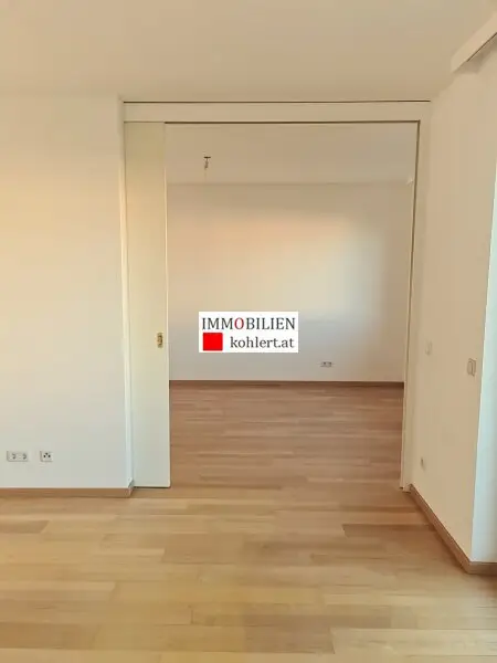 GEMÜTLICHE 2-ZIMMERWOHNUNG MIT LOGGIA, ALLE NEBENRÄUME, GARAGENSTELLPLATZ IM EIGENTUM