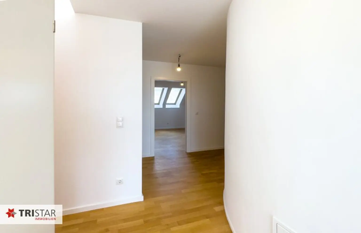 Nähe AKH · Dachgeschosswohnung · zwei Etagen · drei Außenflächen · Küchenanschlüsse auf beiden Ebenen · verführerischer Preis!!