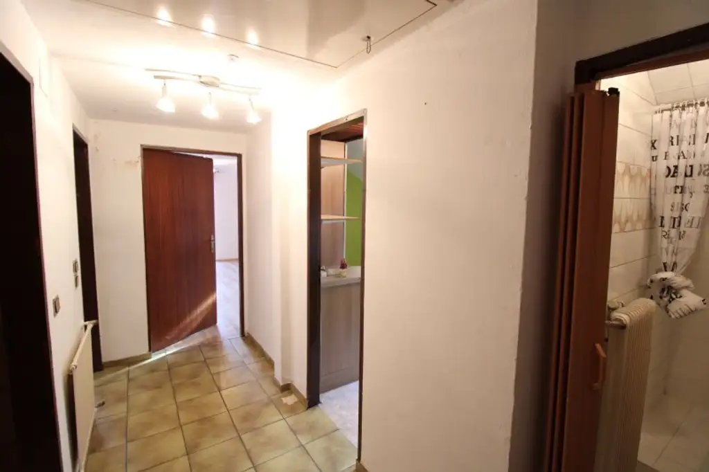 WAIDMANNSDORF  -  Sanierungsbedürftiges Haus in Aussichtslage!