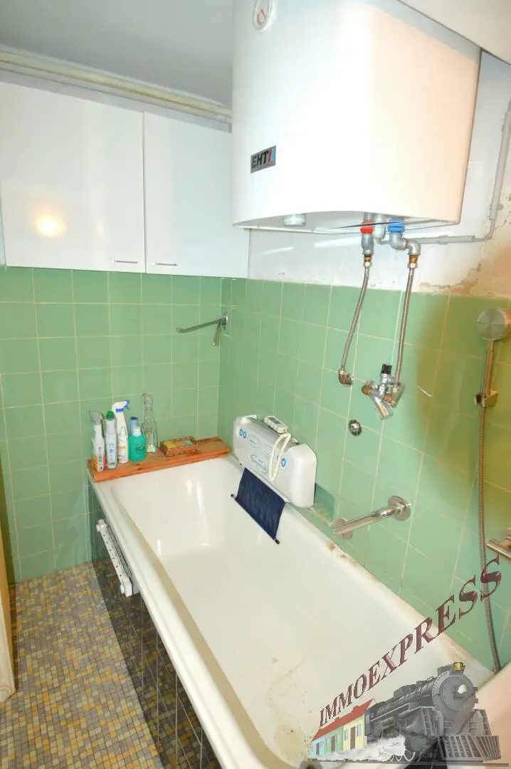 Einfamilienhaus mit Gäste-/Sommerhaus und 2 Garagen - Fernblick