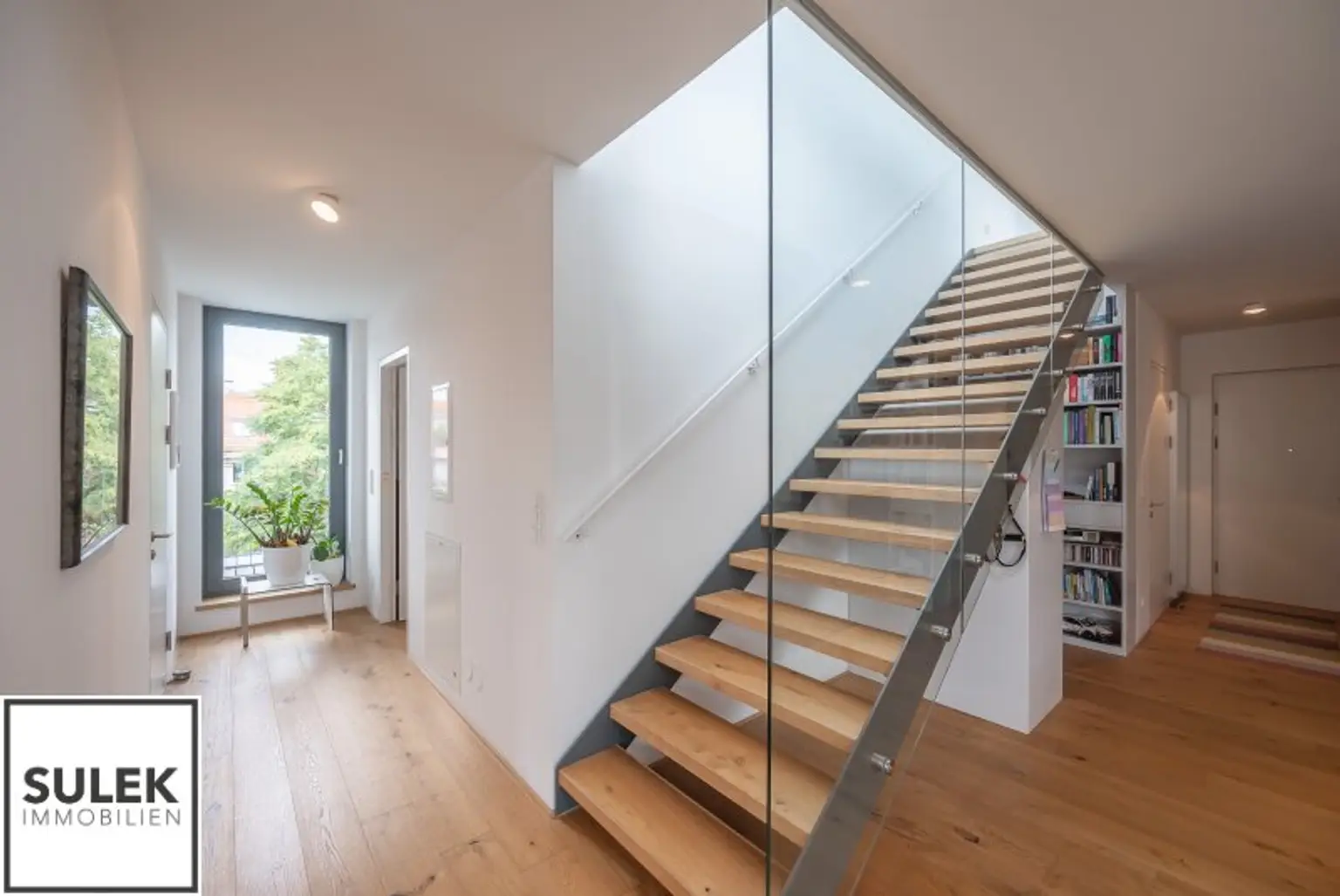 Einzigartige DG-Wohnung mit Loft-Charakter und Terrassen (rd. 165m²) inkl. atemberaubendem Fernblick