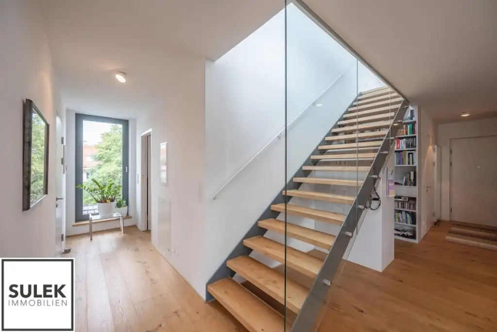 Einzigartige DG-Wohnung mit Loft-Charakter und Terrassen (rd. 165m²) inkl. atemberaubendem Fernblick