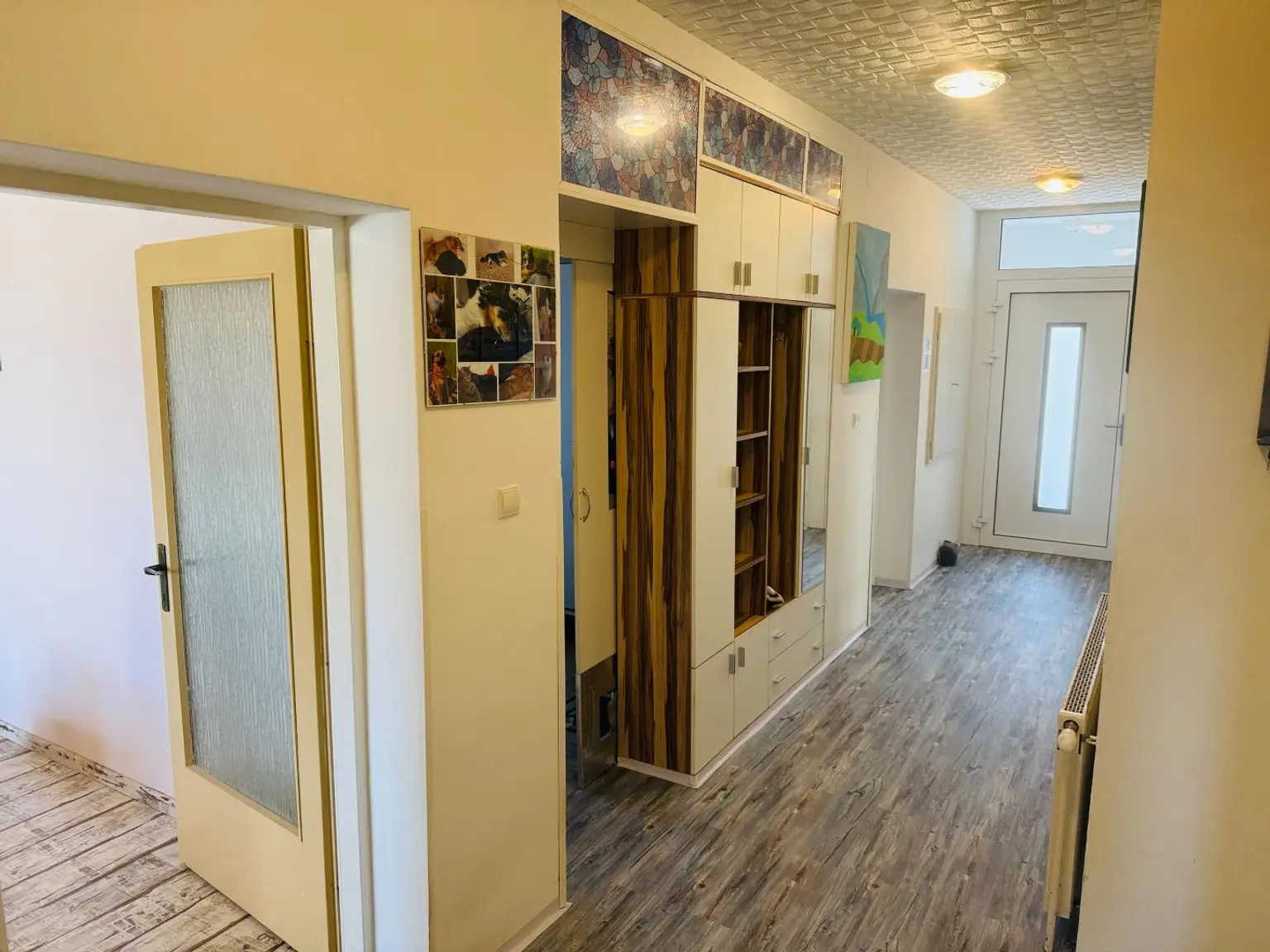 Blick von der Küche in den Vorraum