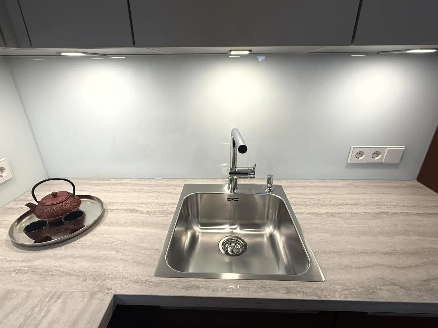 Kleine Perle im ultramodernen Wohnhaus mit Pool am Dach zu mieten // Small gem in an ultra-modern apartm. building with pool on the roof for rent //