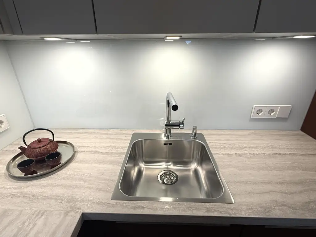 Kleine Perle im ultramodernen Wohnhaus mit Pool am Dach zu mieten // Small gem in an ultra-modern apartm. building with pool on the roof for rent //