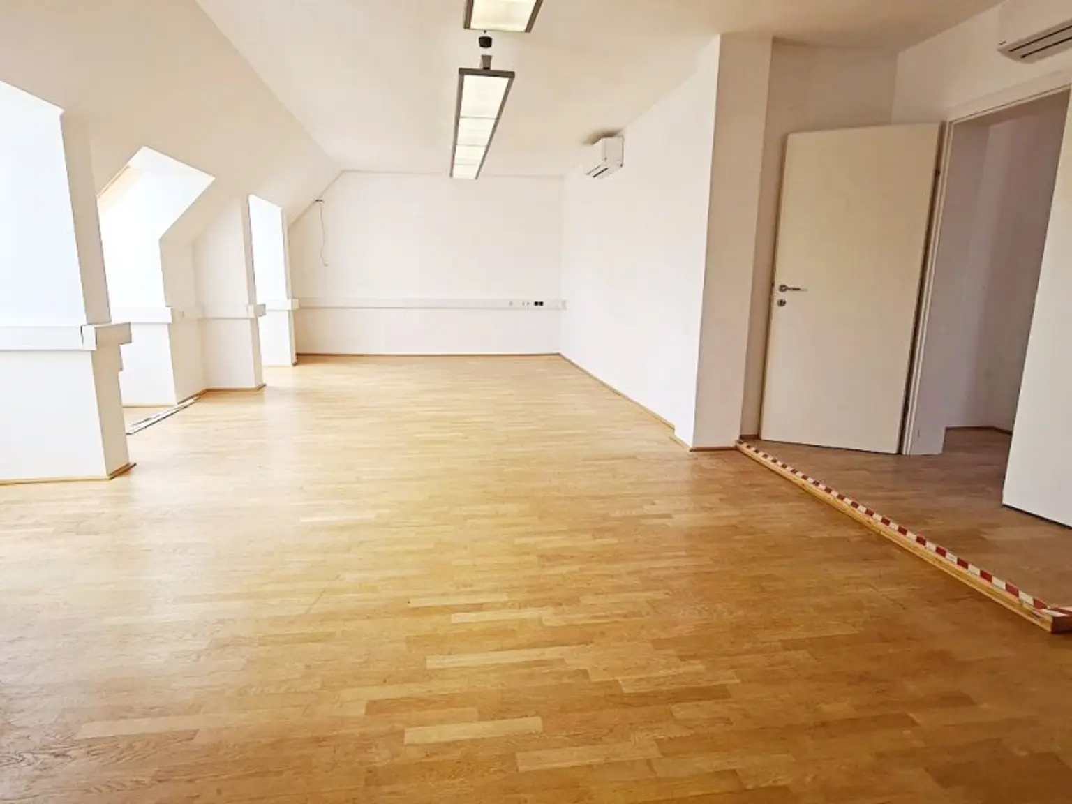 ZIEGLERGASSE bei FUZO Mariahilfer Straße, 141 m2 Bürofäche, 3 Zimmer, Serverraum, Küche, Klimaanlagen, Dachgeschoß