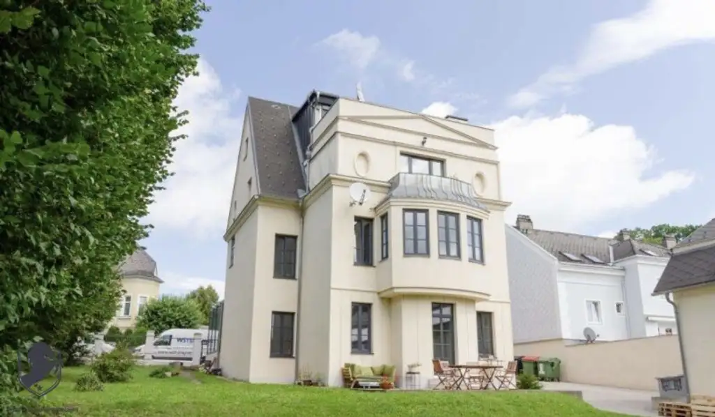 Außergewöhnliche Villa mit drei Wohneinheiten, Gewerbeeinheit & teilbarem Grundstück