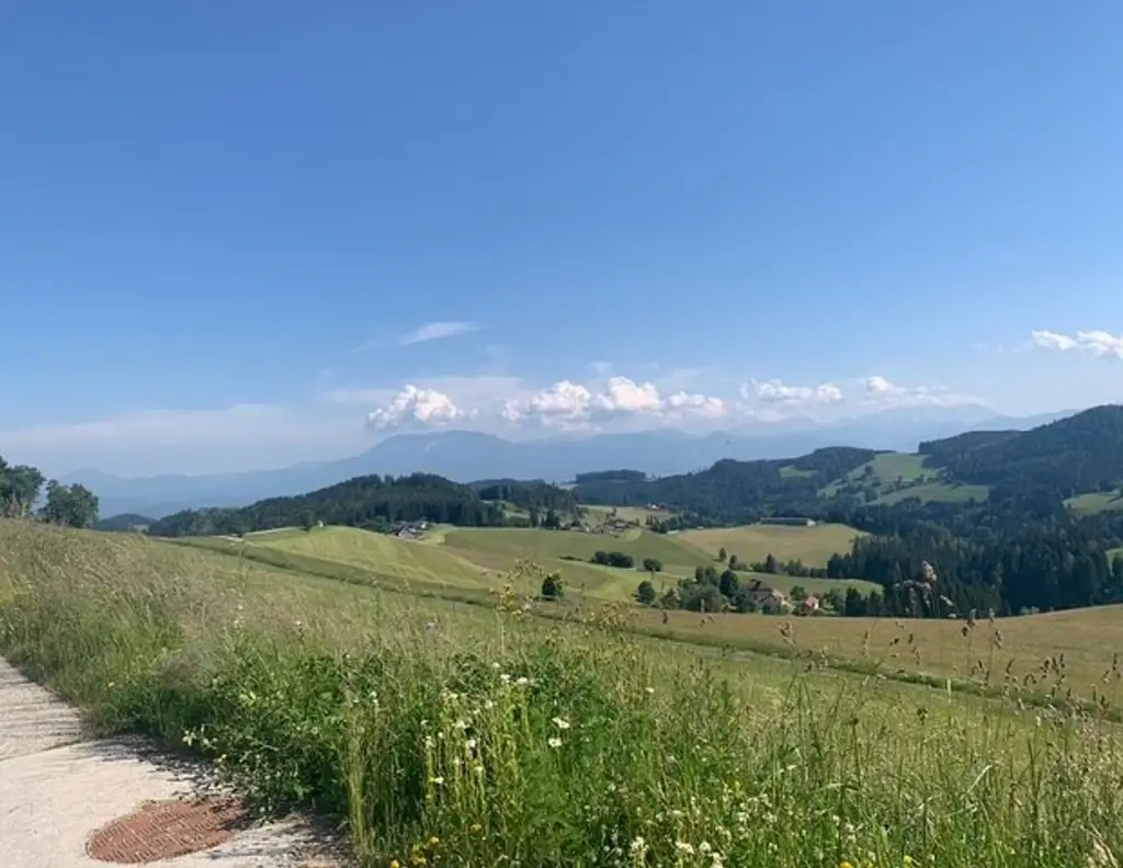 Sonniges Baugrundstück mit Karawankenblick