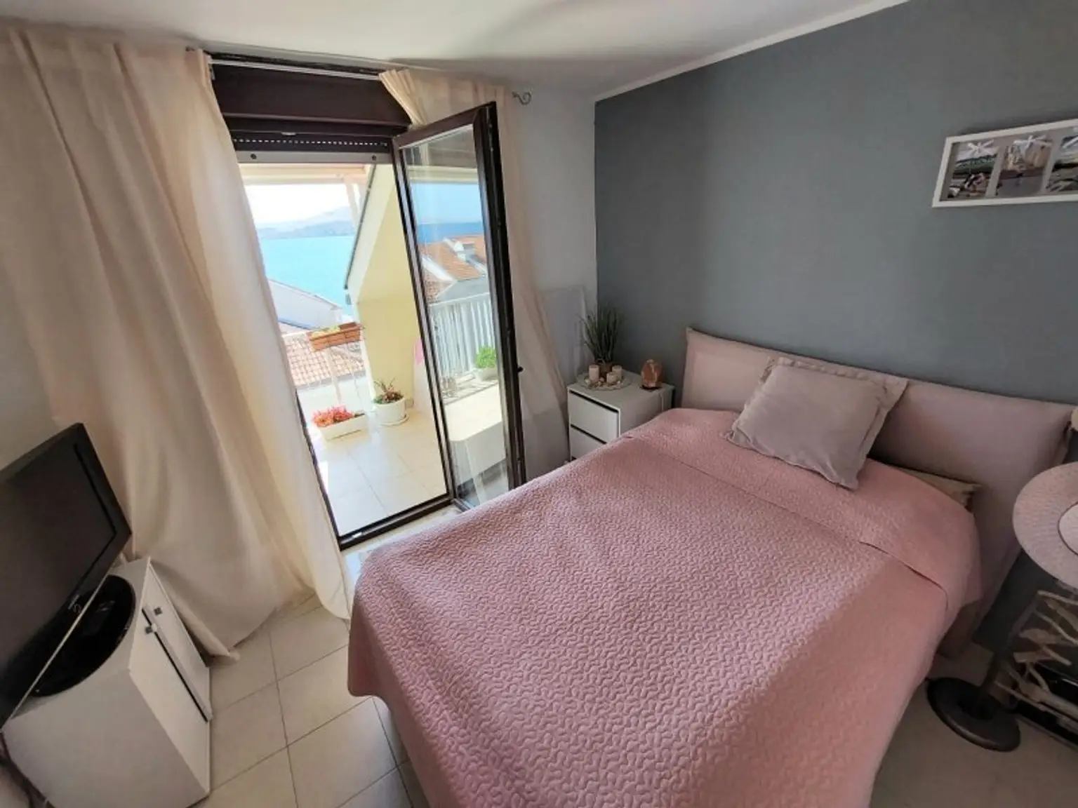 Neuwertige Etagenwohnung mit Terrasse und Blick auf das Meer