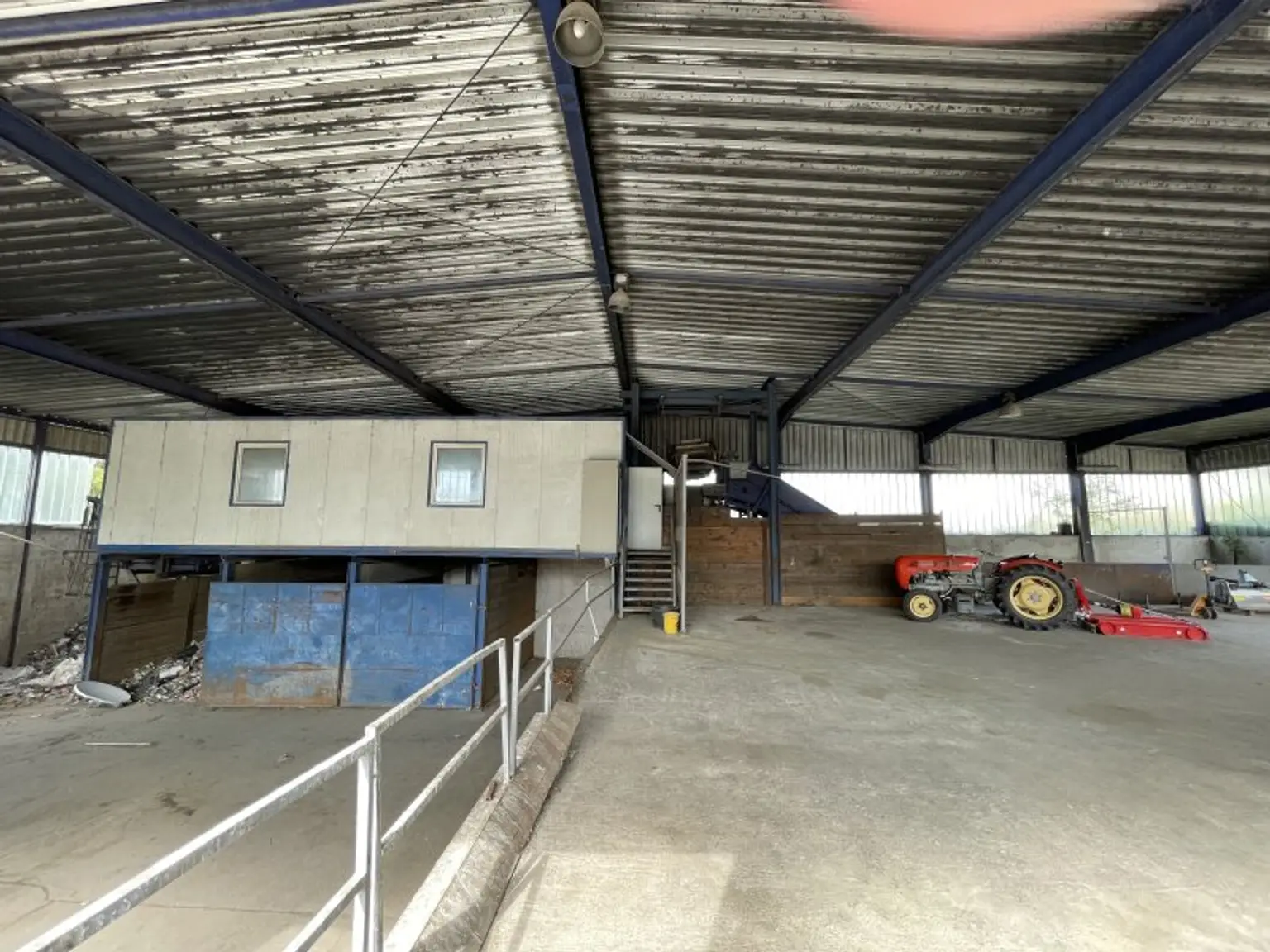 800 m² HALLEN FÜR LAGER/WERKSTATT UND 1.100 m² AUSSENFLÄCHEN NÄHE SIEGENDORF/EISENSTADT!
