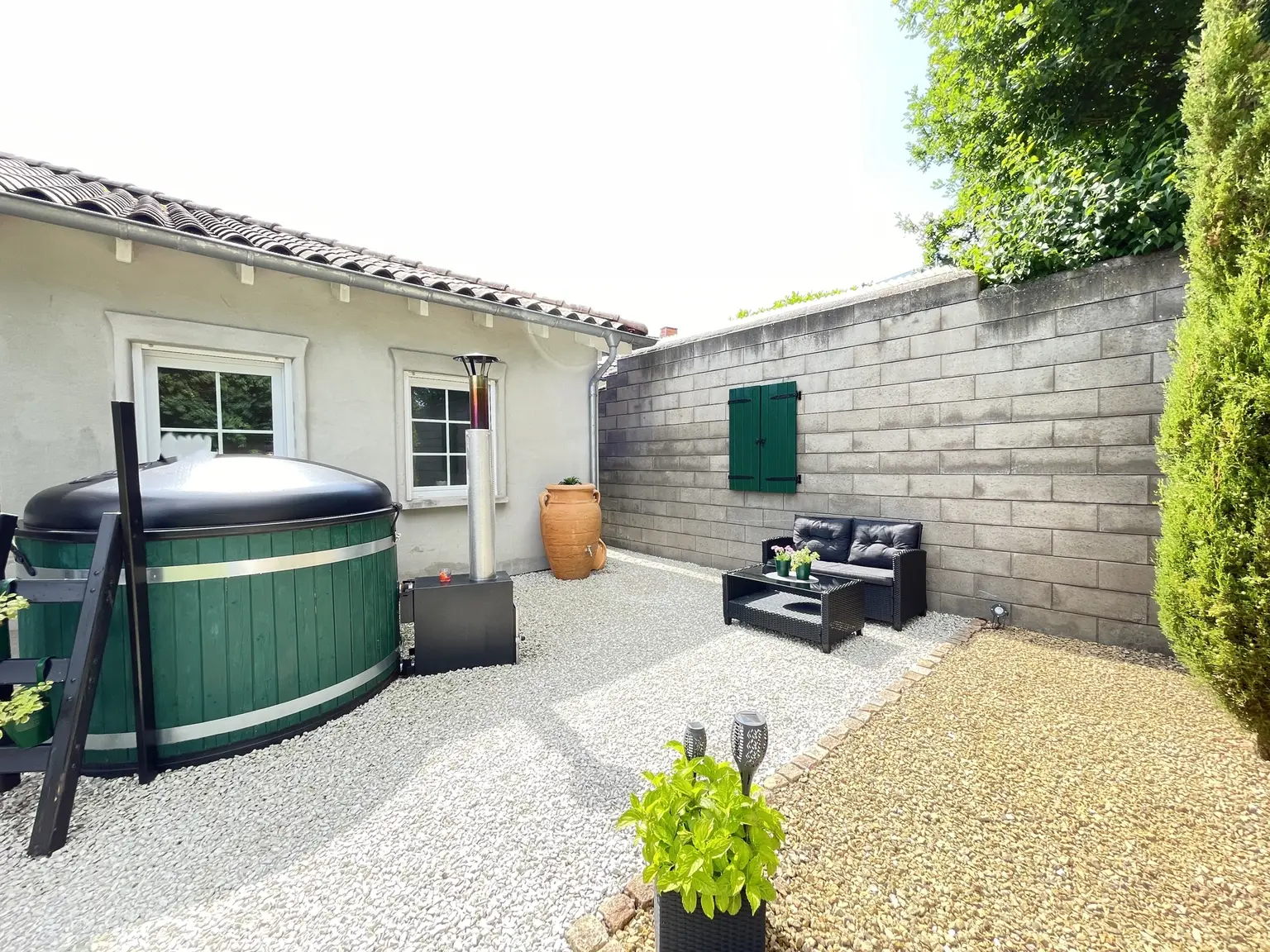 Außenbereich vorm rückwärtigen Ausgang mit Outdoor-Wirlpool