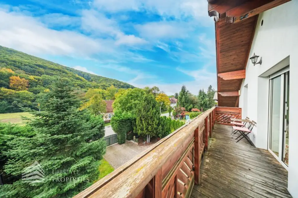 Luxuriöse Villa im Wienerwald – Beheizter Salzwasserpool, Gartenparadies & Premium-Parkmöglichkeiten