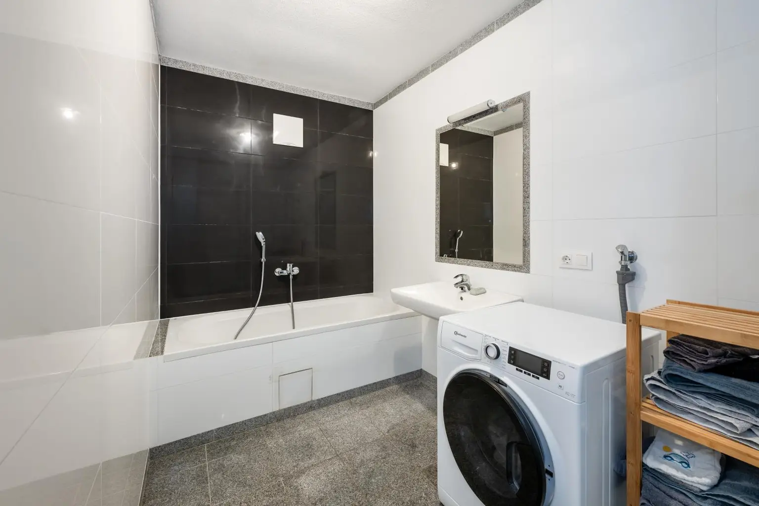 Großzügiges Badezimmer mit Wanne und Dusche