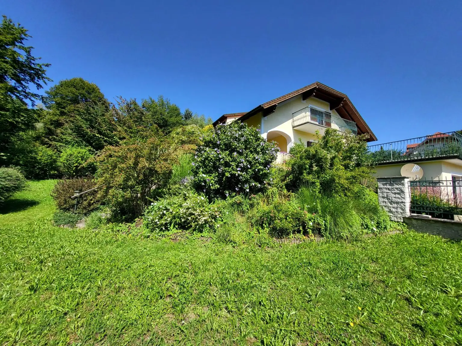 GEPFLEGTES EINFAMILIENHAUS IN ABSOLUTER RUHELAGE