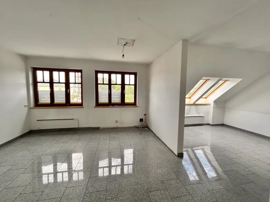 Geräumige Wohnung mit 7 Zimmern, Garten und 2 Stellplätzen bietet Platz zur Entfaltung
