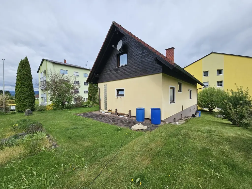 Einfamilienhaus mit Garage und Terrasse.