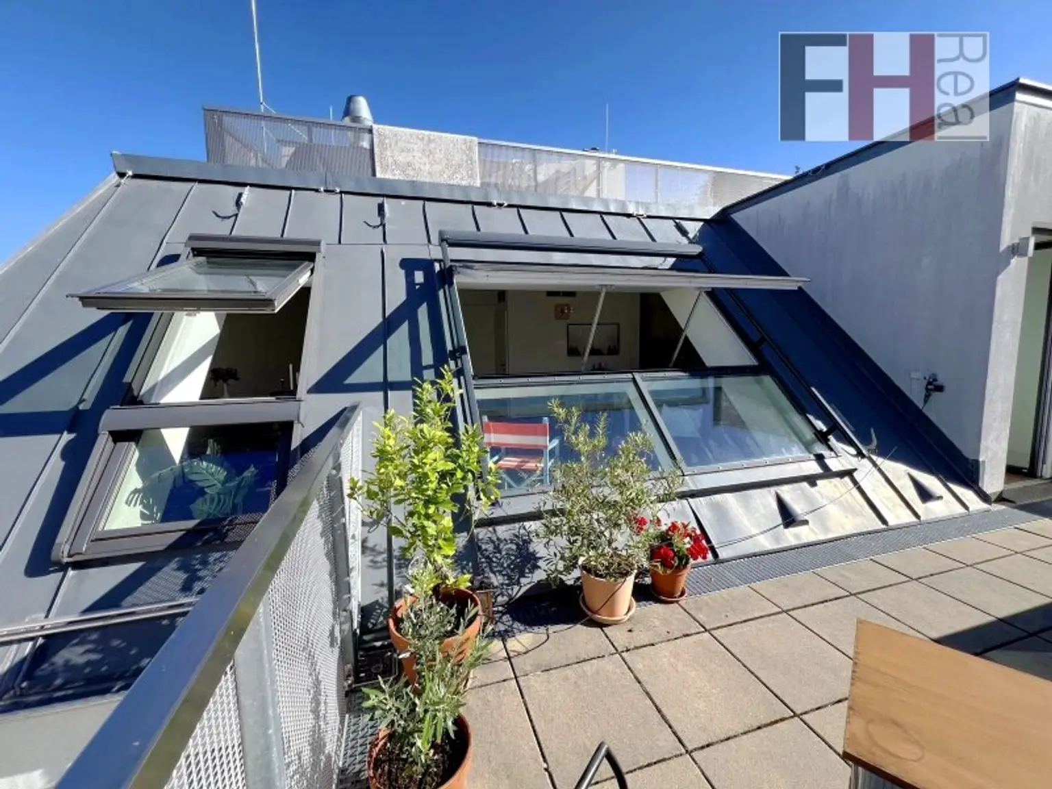 Neuwertige Dachgeschossmaisonette in Mariahilfer TOP-Lage, 2,5 Zimmer, 2 Terrassen Richtung Nord/West in ruhigen Innenhof!
