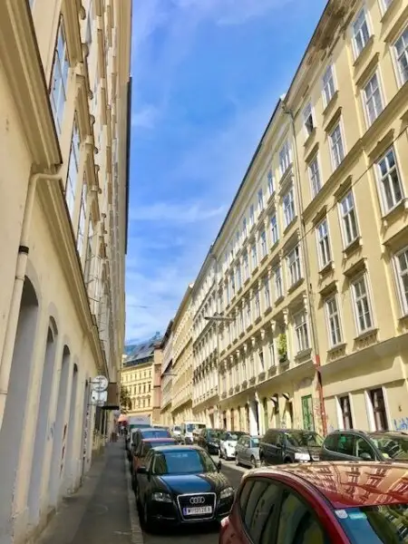 MIETWOHNUNG-INNENSTÄDTISCHE & EXQUISITE - PENTHOUSE- WOHNUNG-OHNE DACHSCHRÄGEN! mit 2,5-Zimmern in Top Lage - NASCHMARKT - 1060 WIEN!