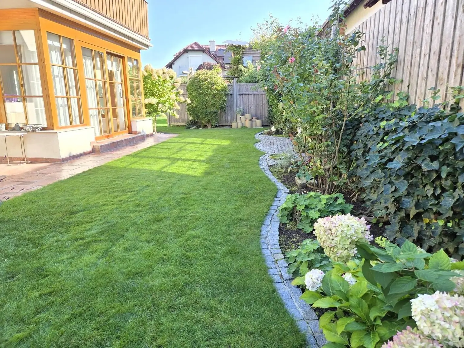 Feine Erdgeschoss Wohnung mit 122 m² Eigengarten in absoluter ruhiger Traumlage!