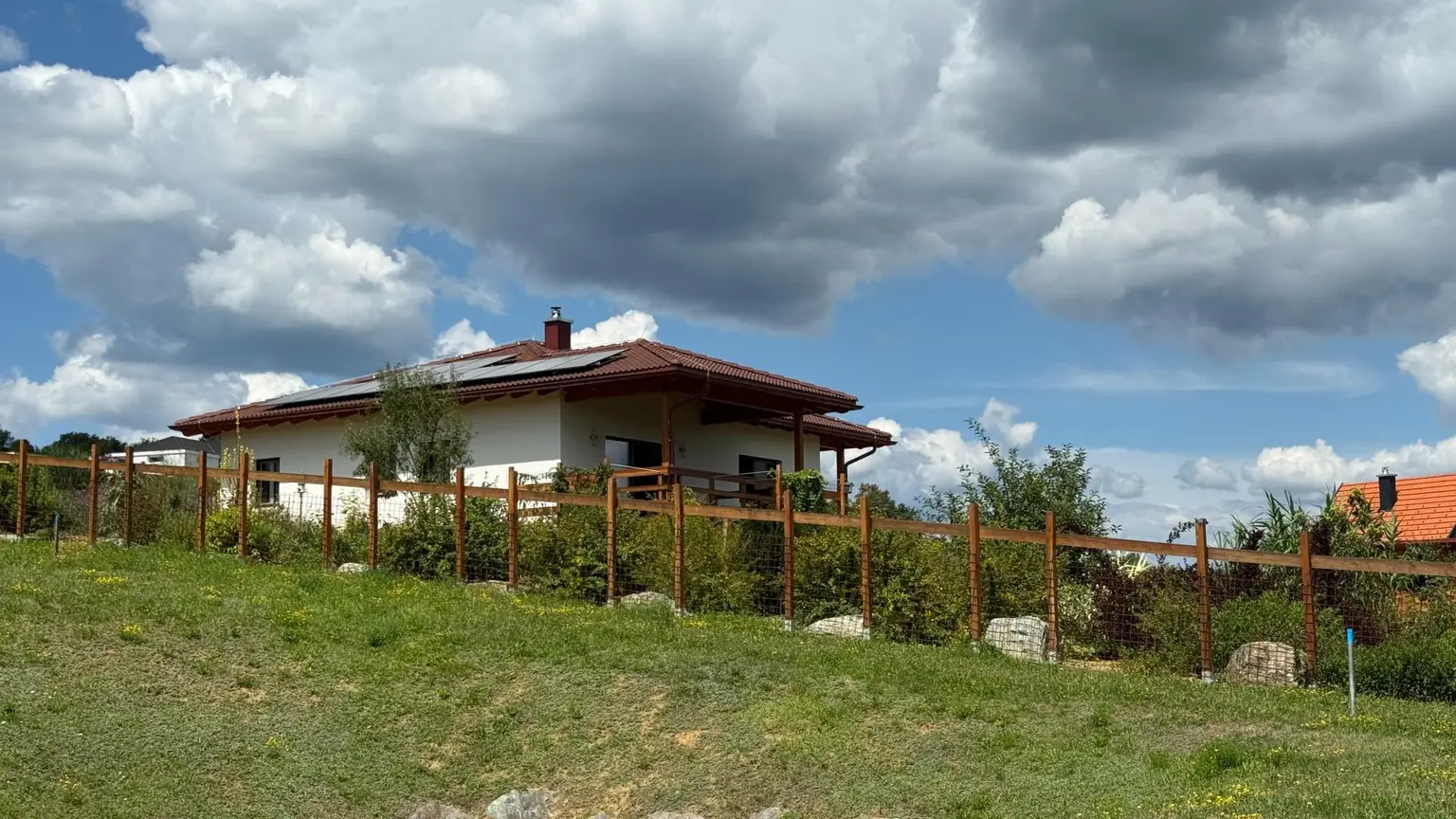 Neuwertiger Bungalow mit einzigartiger Steingartengestaltung und Naturteich