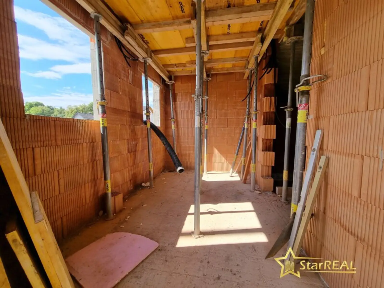 LETZTES HAUS VERFÜGBAR! IDEAL FÜR FAMILIEN! 5-ZIMMER-ZIEGELHAUS MIT UNVERBAUBAREN AUSBLICK. MIT KELLER, BALKON, TERRASSE, CARPORT UND GROSSEM GARTEN.