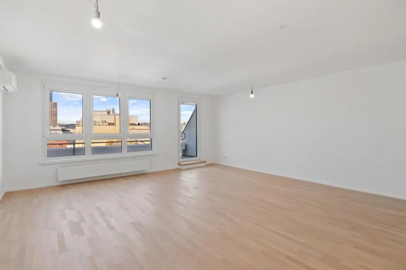 Generalsanierte Eigentumswohnung auf drei Ebenen mit zwei Terrassen - Gegenüber Sofiensäle