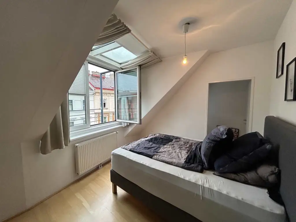 Geräumige 2-Zimmer-Wohnung im Dachgeschoss mit hofseitiger Terrasse