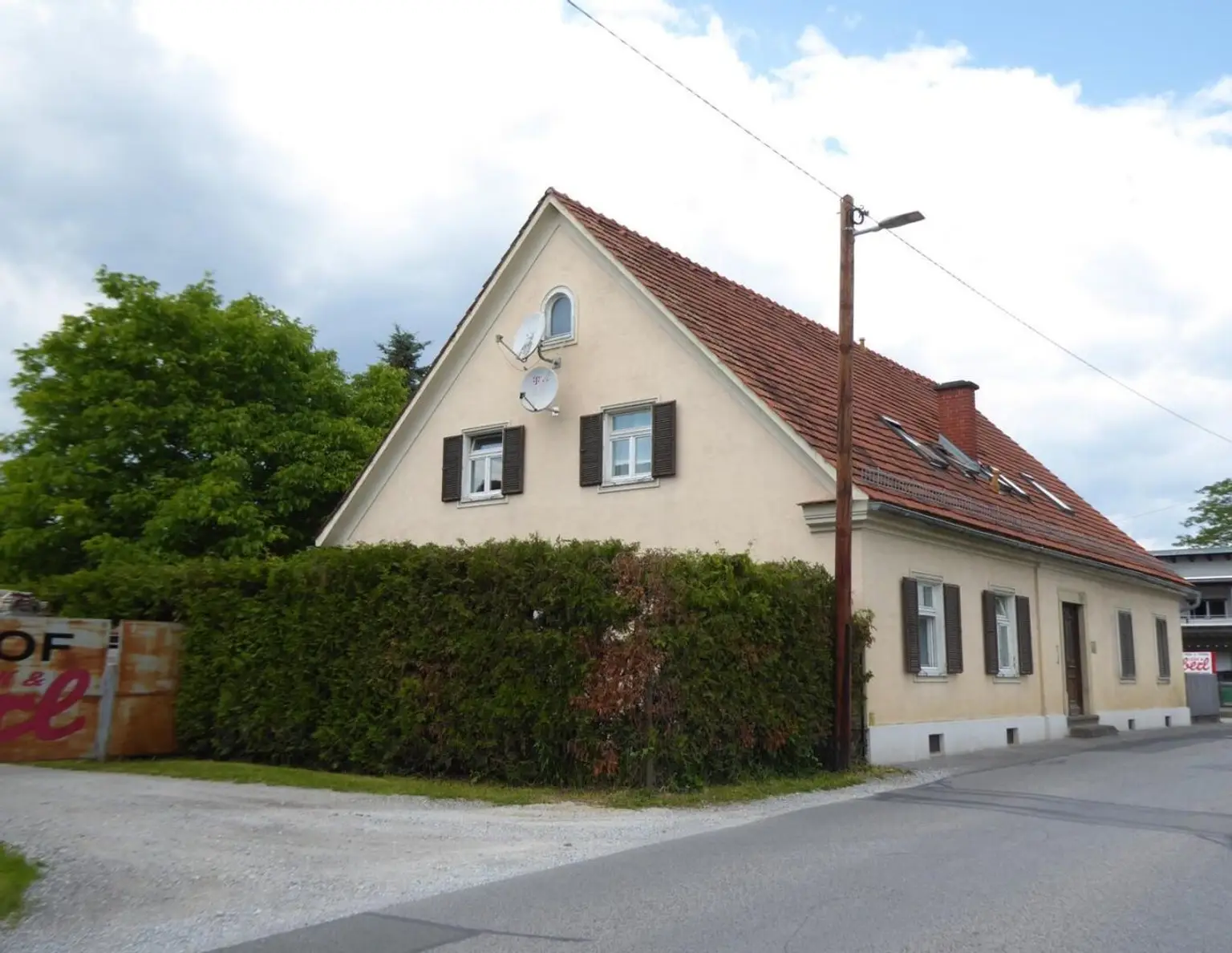 Solides Anlageobjekt - Wohnhaus mit vier Wohneinheiten und Ausbaupotential, Baulagerplatz mit Lagerhallen und Reserven