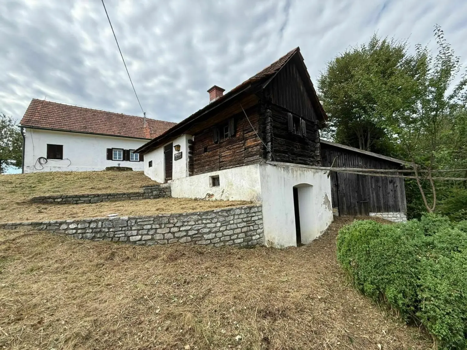 ***Scheibengrund mit charmanten sanierungsbedürftigen Haus*** Rundumblick von der Riegersburg bis zur Koralm*** Traumhafte Alleinlage ***