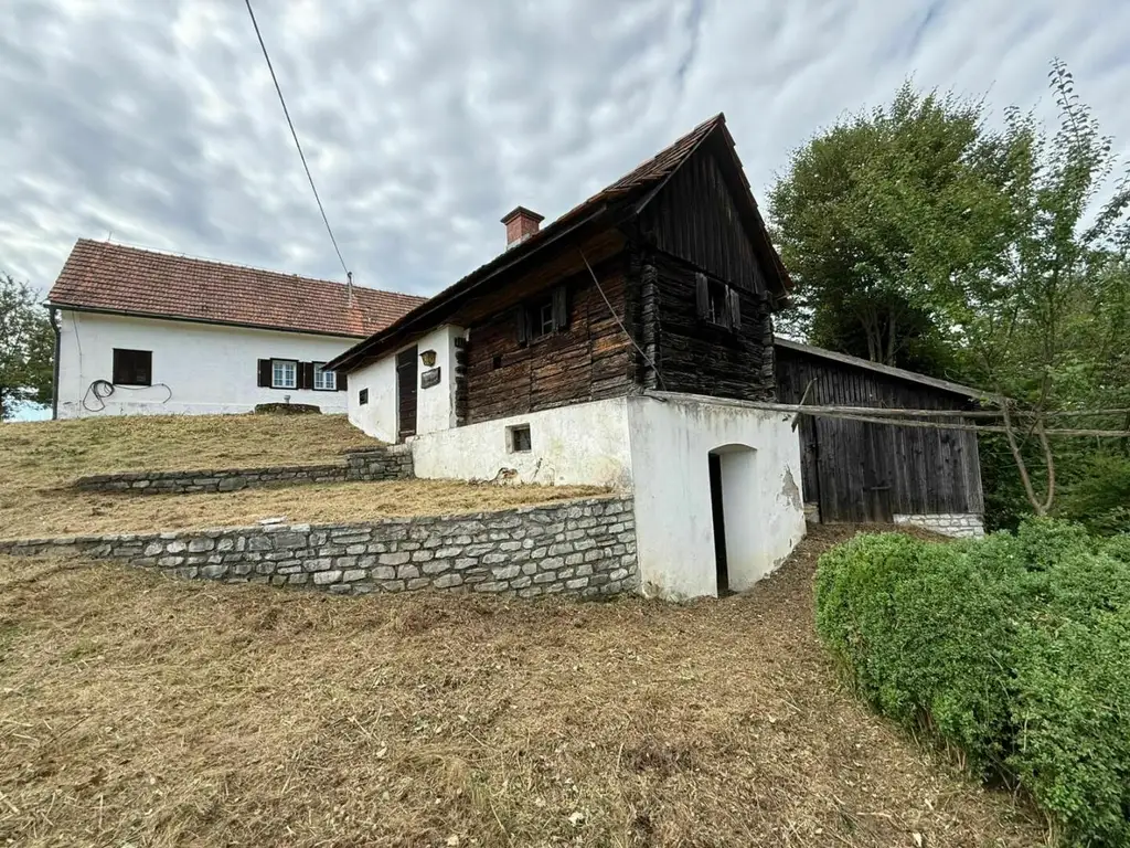 ***Scheibengrund mit charmanten sanierungsbedürftigen Haus*** Rundumblick von der Riegersburg bis zur Koralm*** Traumhafte Alleinlage ***