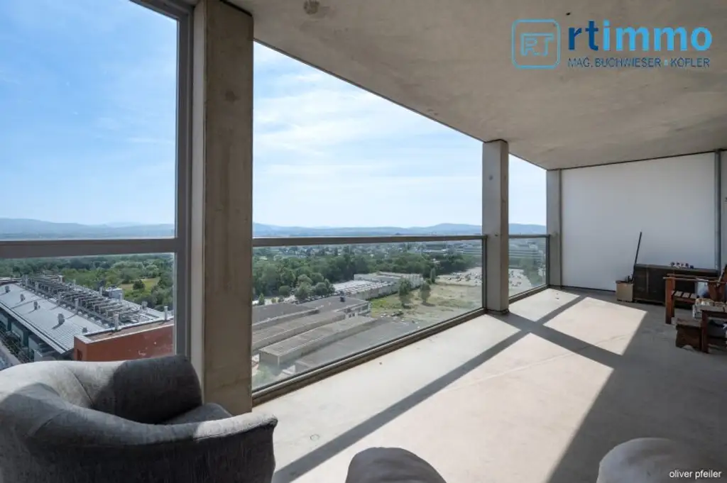 Himmelblau überall, 104m² mit über 23m² Freifläche auf 3,5 Zimmern. Atemberaubender Ausblick soweit das Auge reicht!