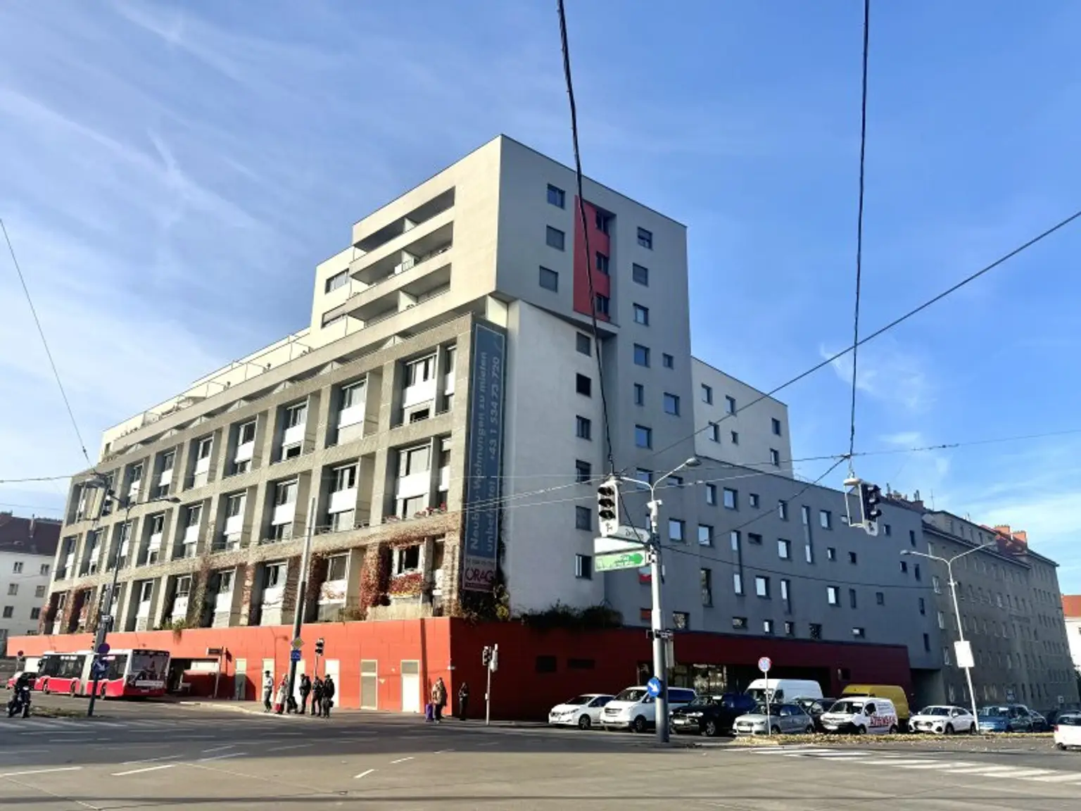 Luftiges Raumgefühl dank 3 Meter hohen Decken - Hofseitig mit Terrasse