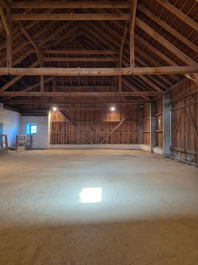 Wunderschöner Dreikanthof in Ruhelage mit Reithalle