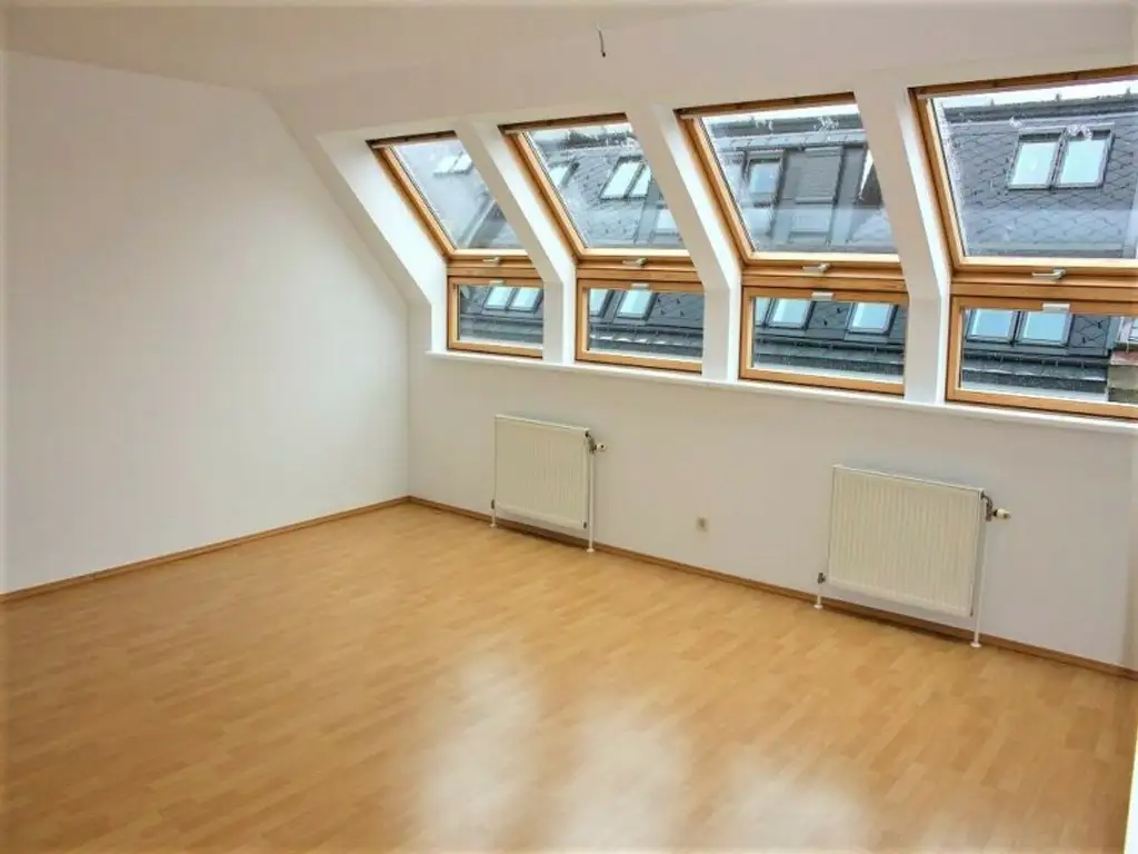 TERRASSENHIT, DACHGESCHOSS, 81 m2 Maisonette mit 12 m2 Terrasse, 3 Zimmer, Küche, Galerie, Wannenbad, Augarten-Nähe