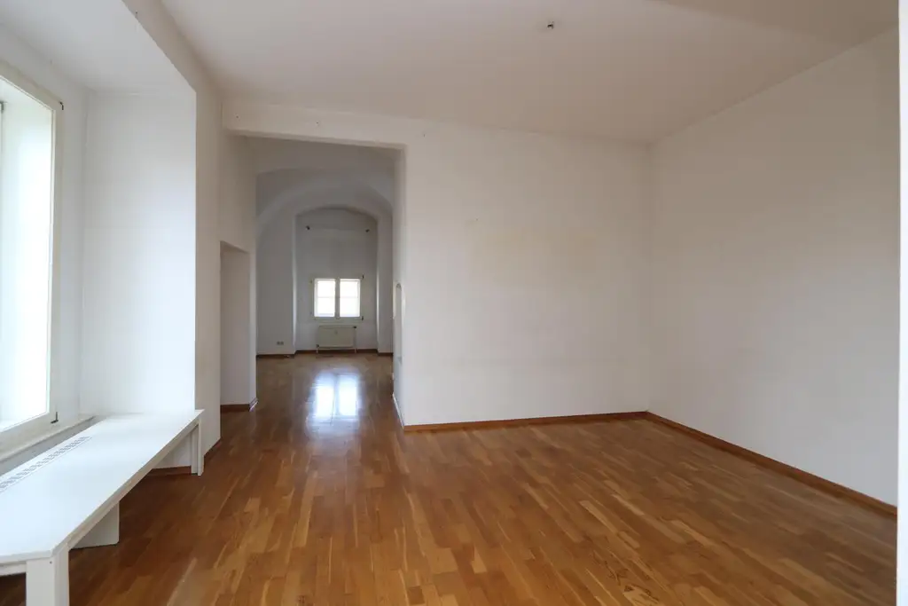 Wohnen im Schloss - 4 Zi. Wohnung mit historischem Flair in ansprechender Lage!