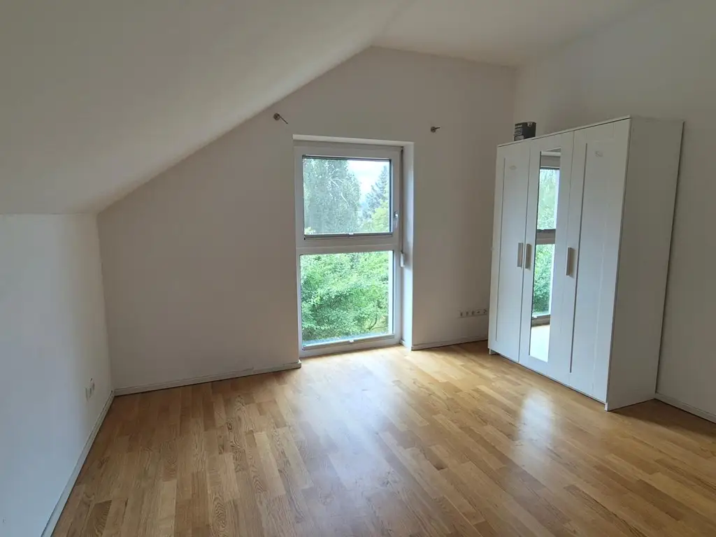 GERÄUMIGES EINFAMILIENHAUS IN SCHÖNER WOHNLAGE