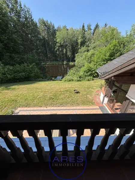 Villa mit Teich in Einzellage mit arrondierten ca. 5,6 ha großen Eigengrund