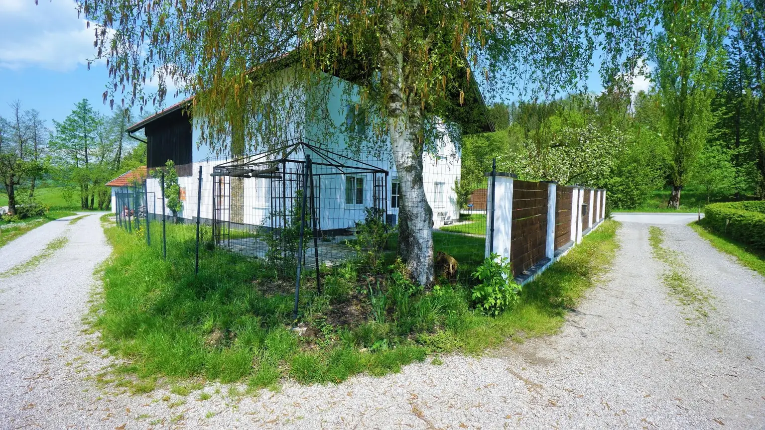 Bauernhaus mit Nebengebäude und Feldern in Durchham