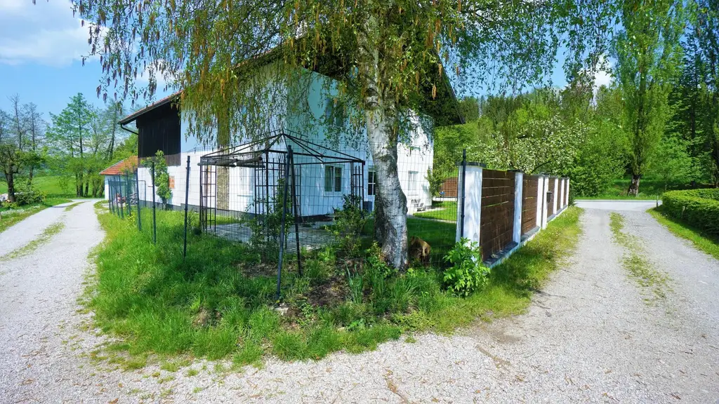 Bauernhaus mit Nebengebäude und Feldern in Durchham