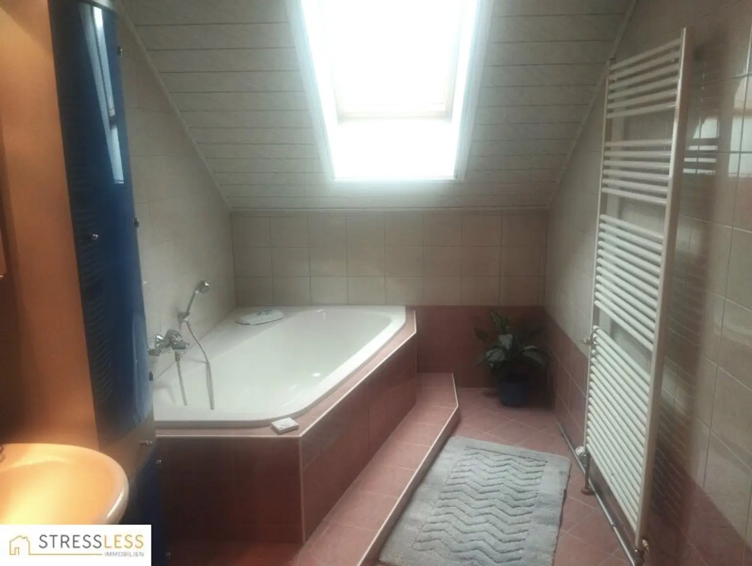 Großzügig geschnittenes Ein- / Zweifamilienhaus nur 3 Minuten vor der Wiener Stadtgrenze!