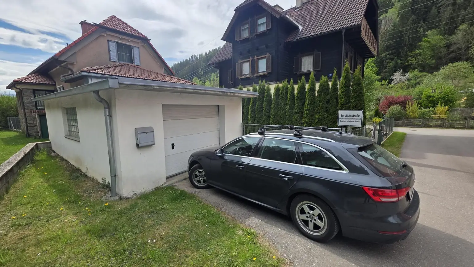 Aussenansicht mit Garage